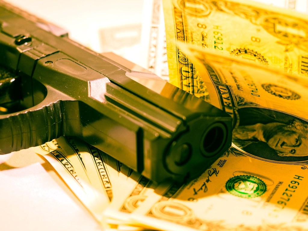 armas-dinero-asalto-banco
