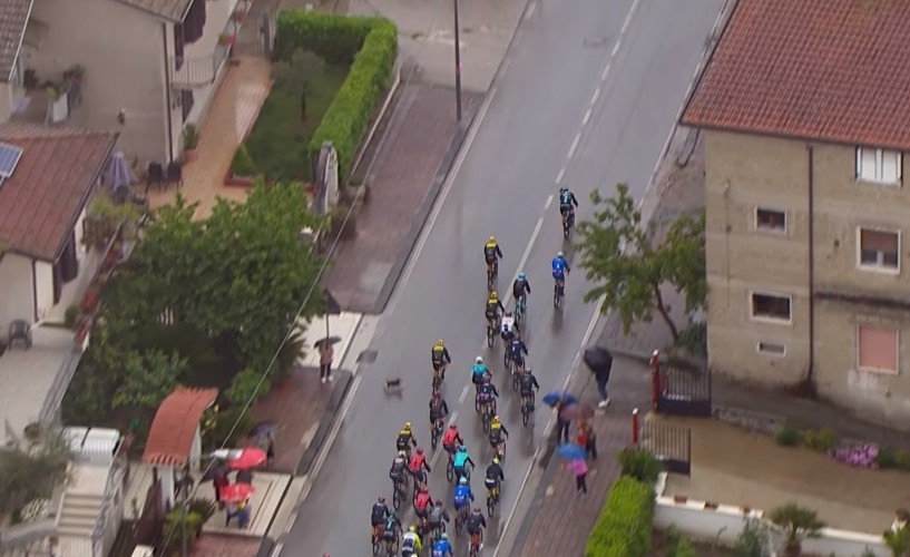 Así fue la caída de Remco Evenepoel por ‘culpa’ de un perrito en el Giro de Italia