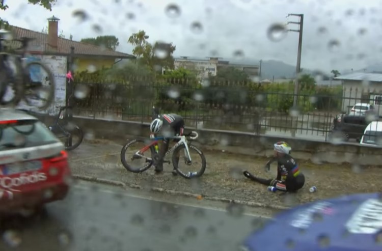 Así fue la caída de Remco Evenepoel por ‘culpa’ de un perrito en el Giro de Italia