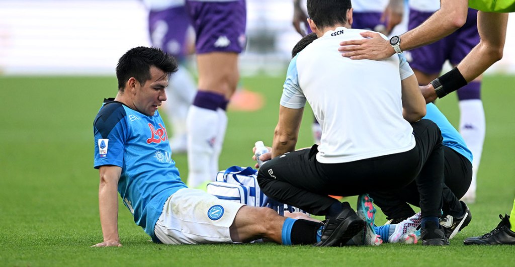 ¡Ligamento colateral! Los primeros reportes de la lesión del 'Chucky' Lozano con Napoli