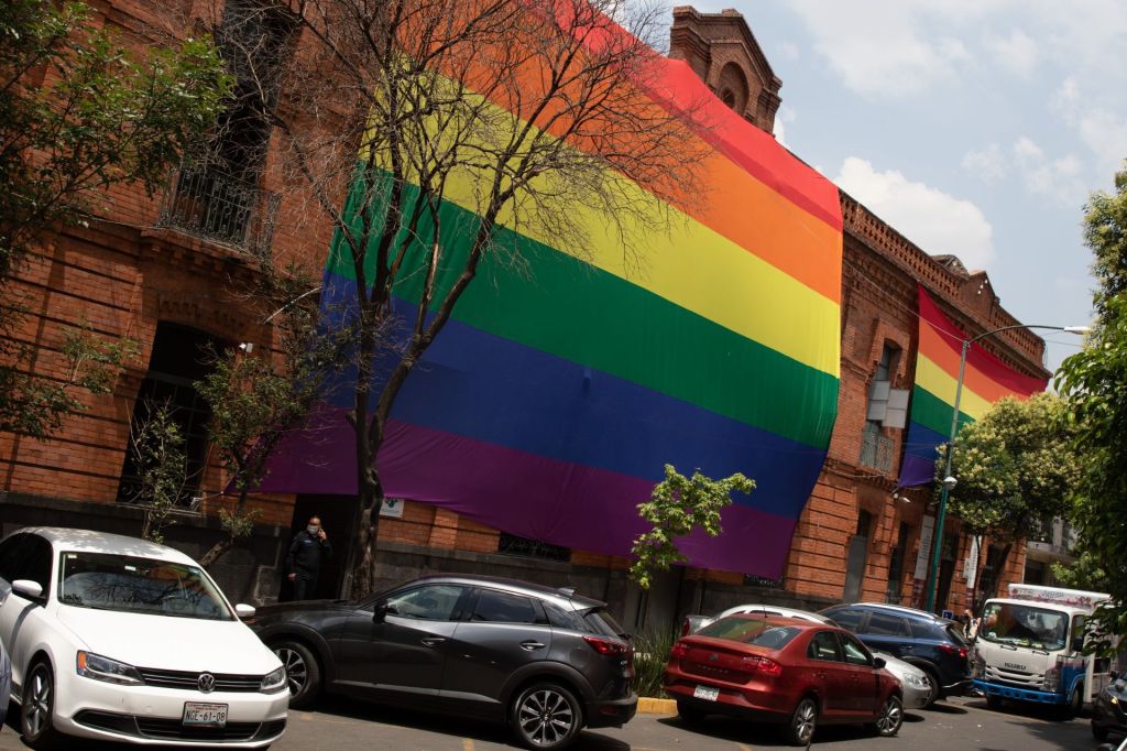 Discriminan a pareja gay por dar "mala imagen" en plaza comercial de Puebla