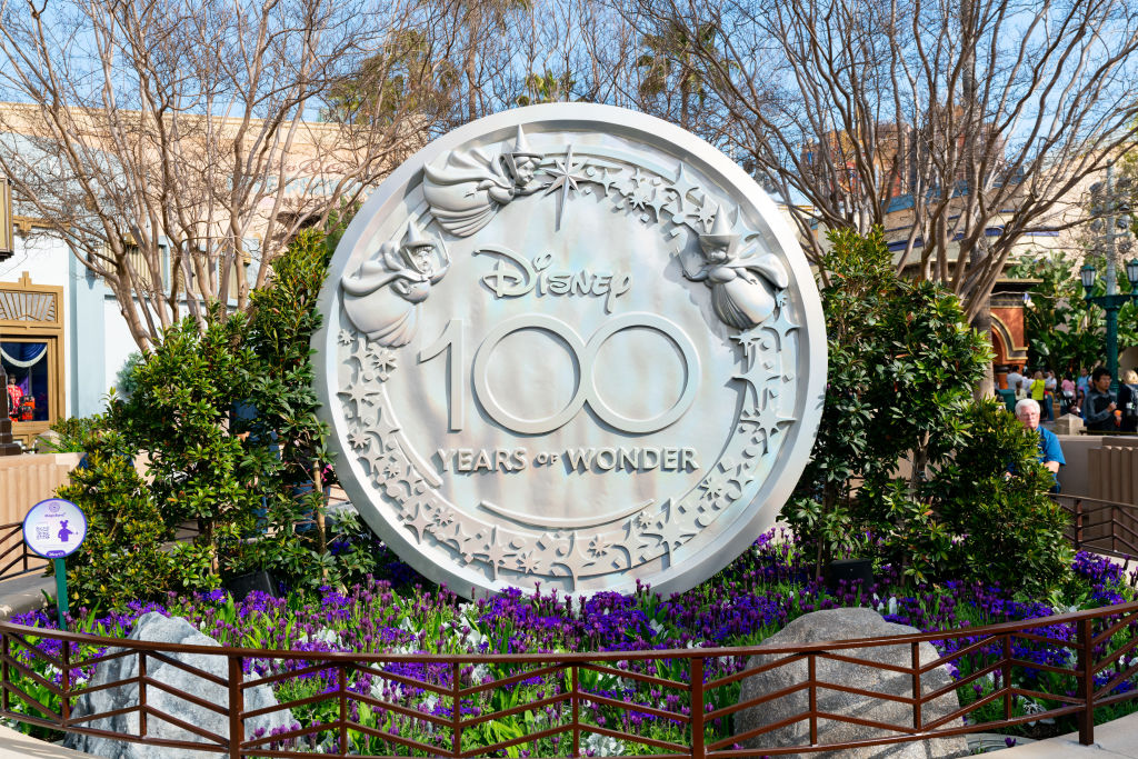Placa por los 100 años de Disney. 