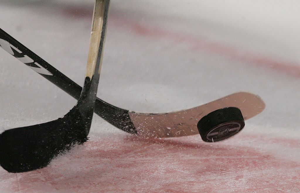 Duelo en el hielo entre Islanders y Rangers de NHL