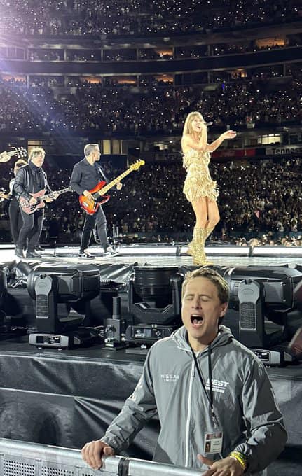 Genio: Fan pidió trabajo como seguridad para poder estar en un concierto de Taylor Swift