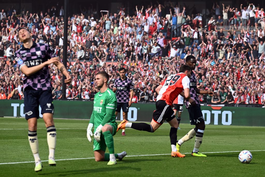 El gol de Santi Giménez para ser campeón de la Eredivisie con Feyenoord