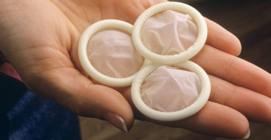 Estudio revela que muchos hombres llevan... ¿condones a los funerales?