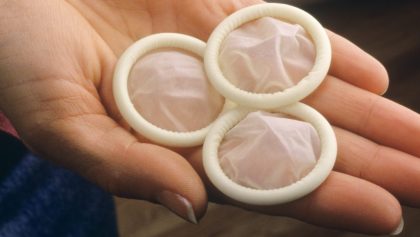 Estudio revela que muchos hombres llevan... ¿condones a los funerales?