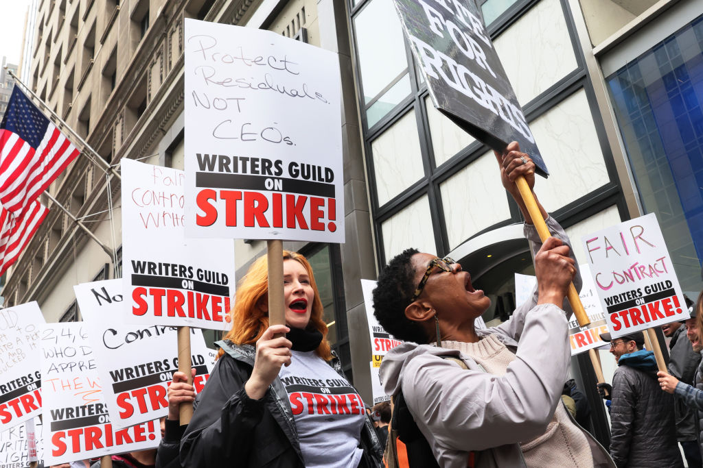 Jimmy Fallon y Seth Meyers pagarán el sueldo de sus trabajadores durante la huelga de guionistas de Hollywood
