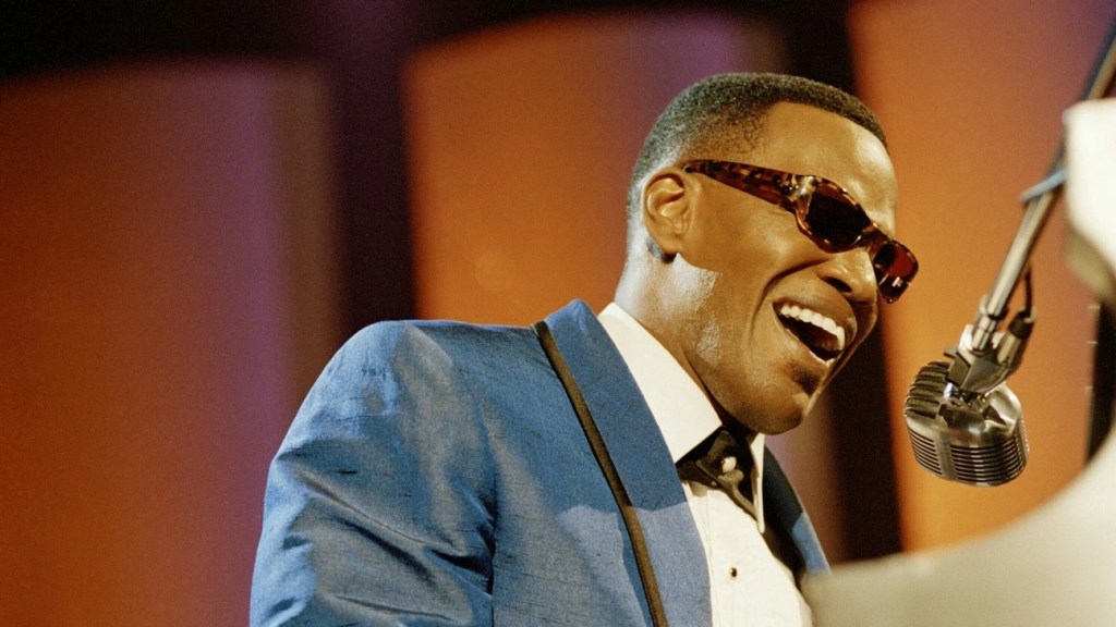 Jamie Foxx como Ray Charles en 'Ray'