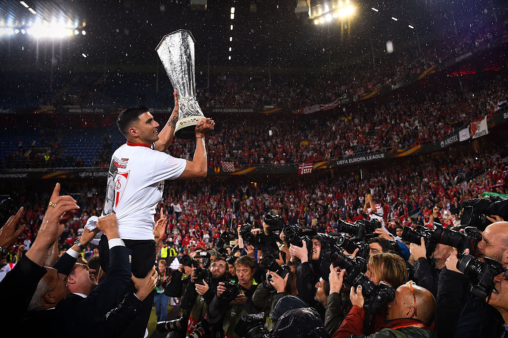 La 'Perla' Reyes, leyenda del Valencia levantando el trofeo de la Europa League