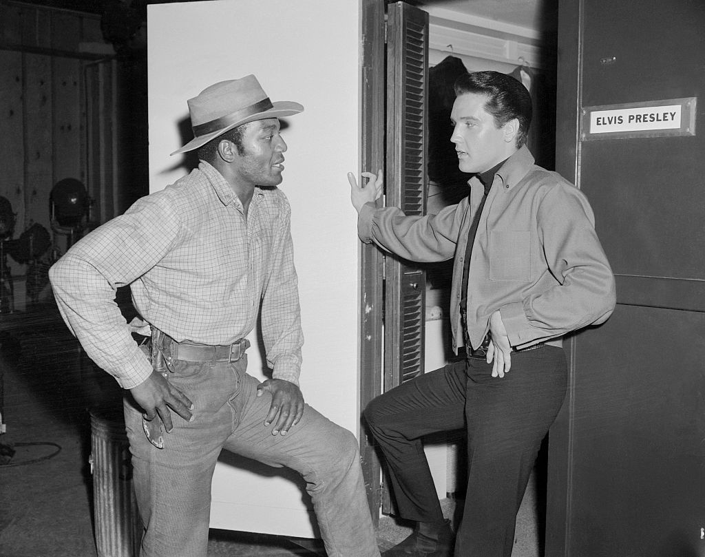 Jim Brown junto a Elvis Presley