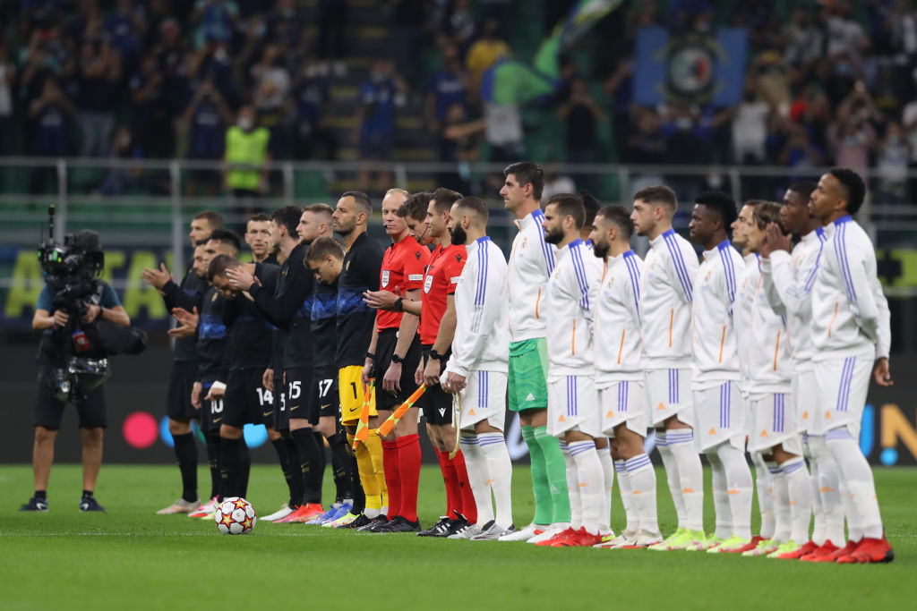 La formación de los jugadores antes de escuchar el himno de la Champions League
