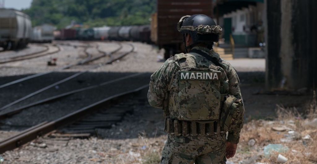 Elementos de la Secretaría de Marina custodian las vías de Ferrosur en Coatzacoalcos.