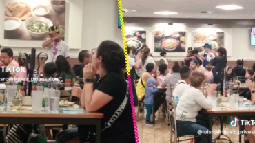 Meseros y clientes de restaurante en CDMX abrazan a joven que dejaron plantado en su cumpleaños
