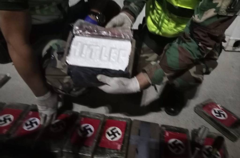 Narcos envían droga con banderas nazis.