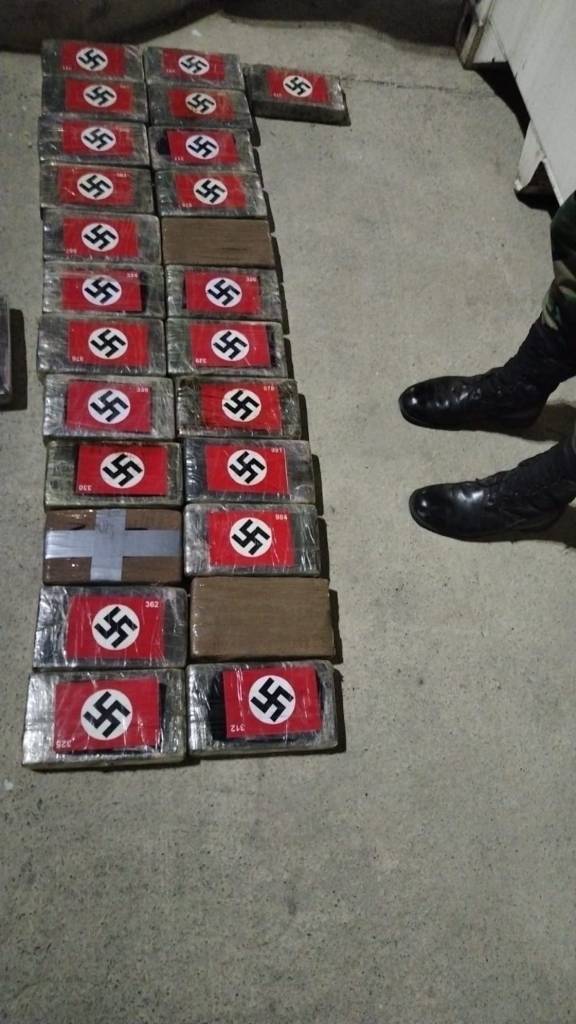 Narcos envían droga con banderas nazis.