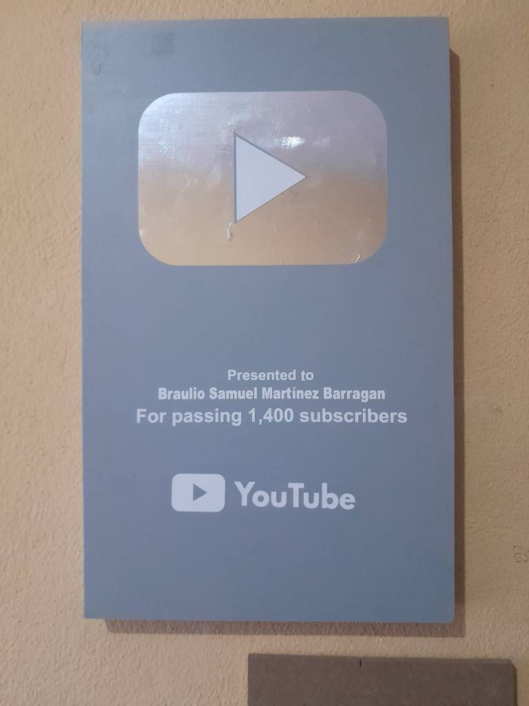 Papá le hizo una placa de YouTube a su hijo para que siga haciendo videos