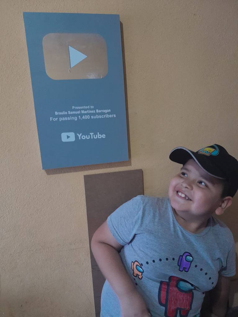 Papá le hizo una placa de YouTube a su hijo para que siga haciendo videos