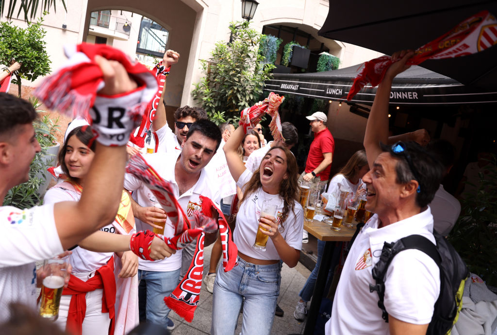 Pelea de aficionados previo a la final de la Europa League entre Sevilla y Roma