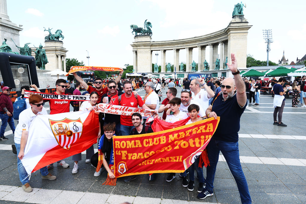 Pelea de aficionados previo a la final de la Europa League entre Sevilla y Roma