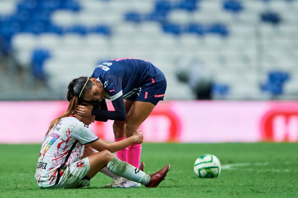 Rayadas consolando a Xolas tras la eliminación en Liga MX Femenil