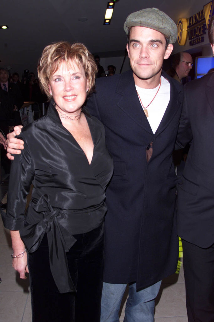 Robbie Williams y su mamá.