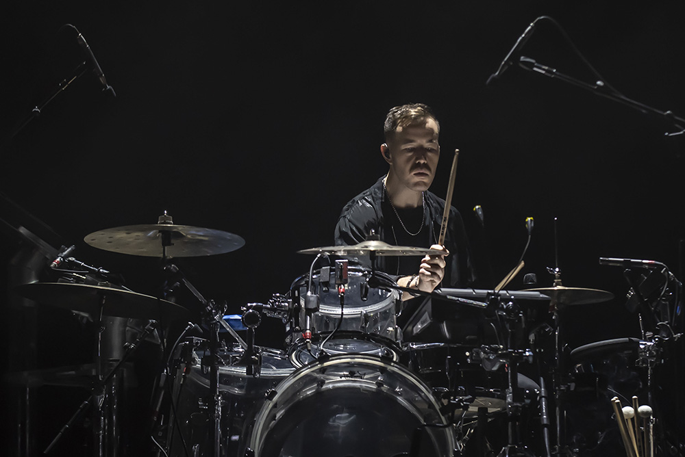 RÜFÜS DU SOL regresó con muchísima producción para su nostalgia bailable