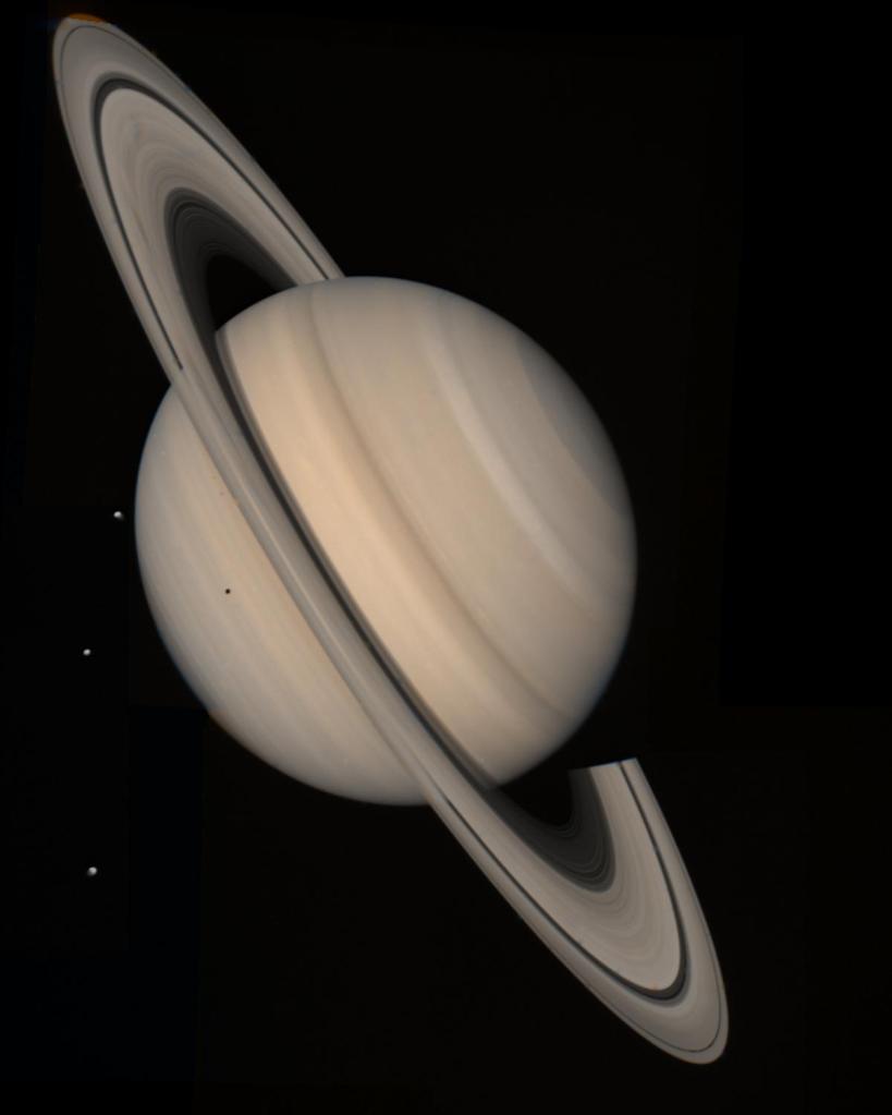 Saturn-planeta-księżyce-układ słoneczny