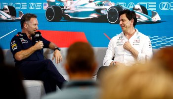 Toto Wolff compara la batalla entre Checo y Verstappen con la de Hamilton y Rosberg