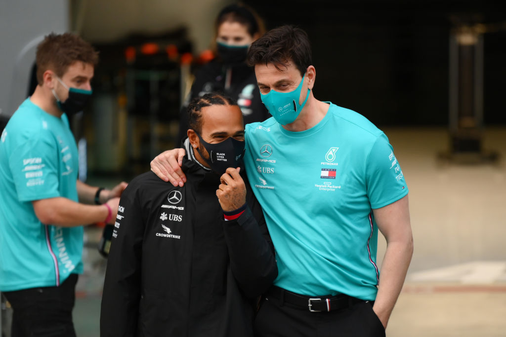 Toto Wolff rompe el silencio sobre la posible salida de Lewis Hamilton a Ferrari