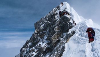 ano-mas-mortal-everest-muertes-2023-culpa-alpinistas-inexpertos-millonarios-nepal-2