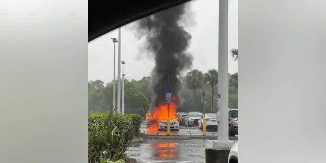 Auto se incendia con dos niños dentro mientras su madre robaba una tienda