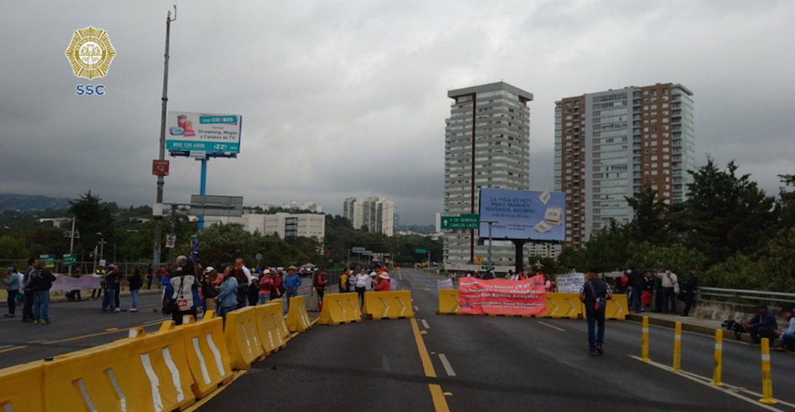 Bloqueo en Avenida de los Poetas rumbo a Santa Fe.