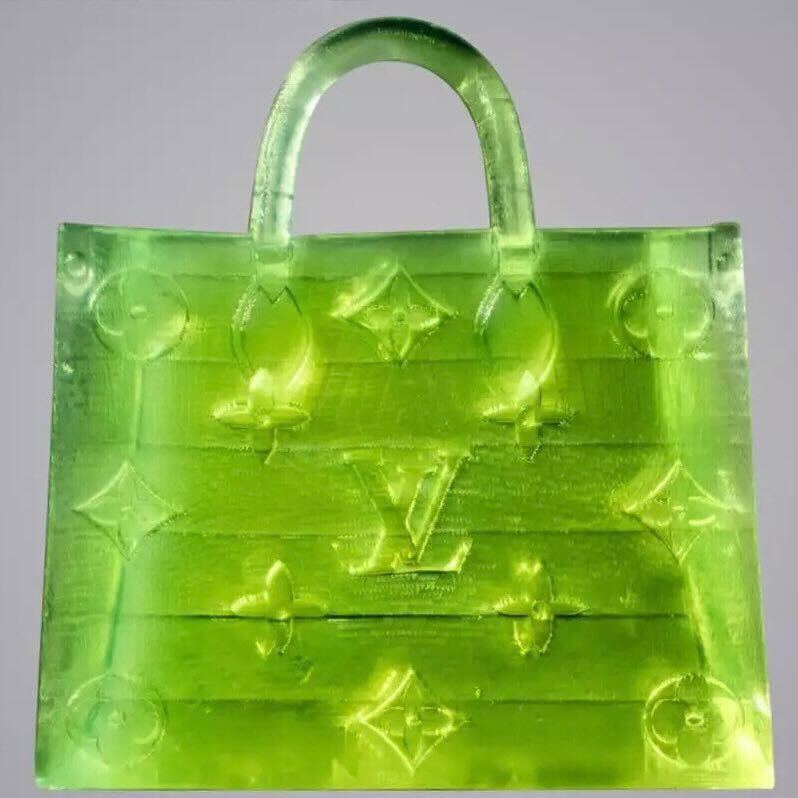 Subastan una bolsa microscópica de Louis Vuitton (y se vendió más cara que una normal)