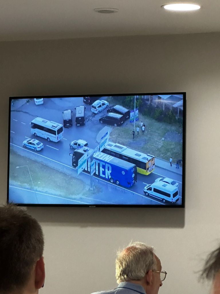 Camión del Inter atorado en el tránsito