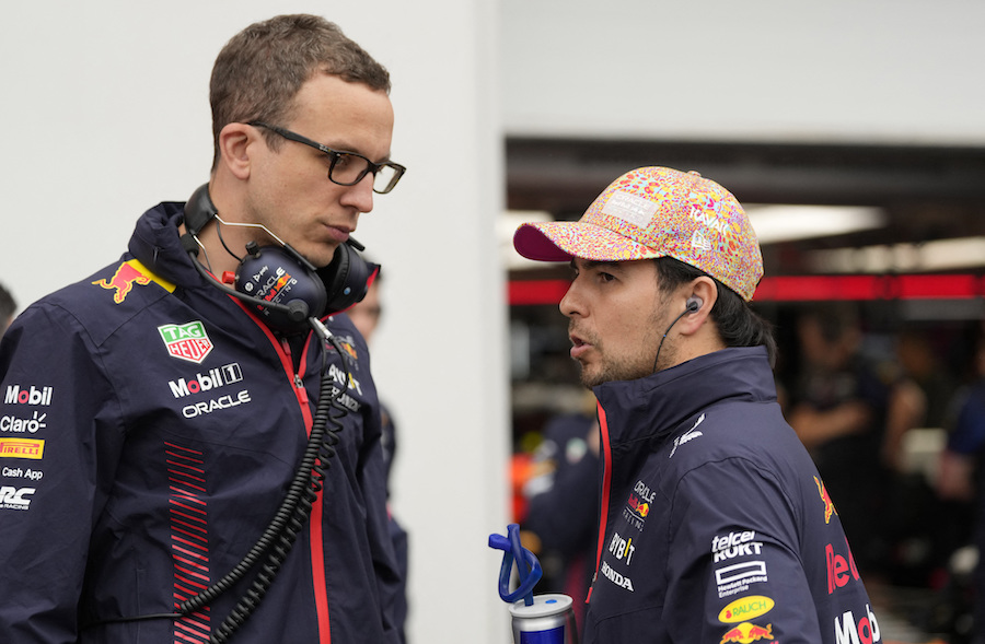 Checo Pérez y su ingeniero de carrera