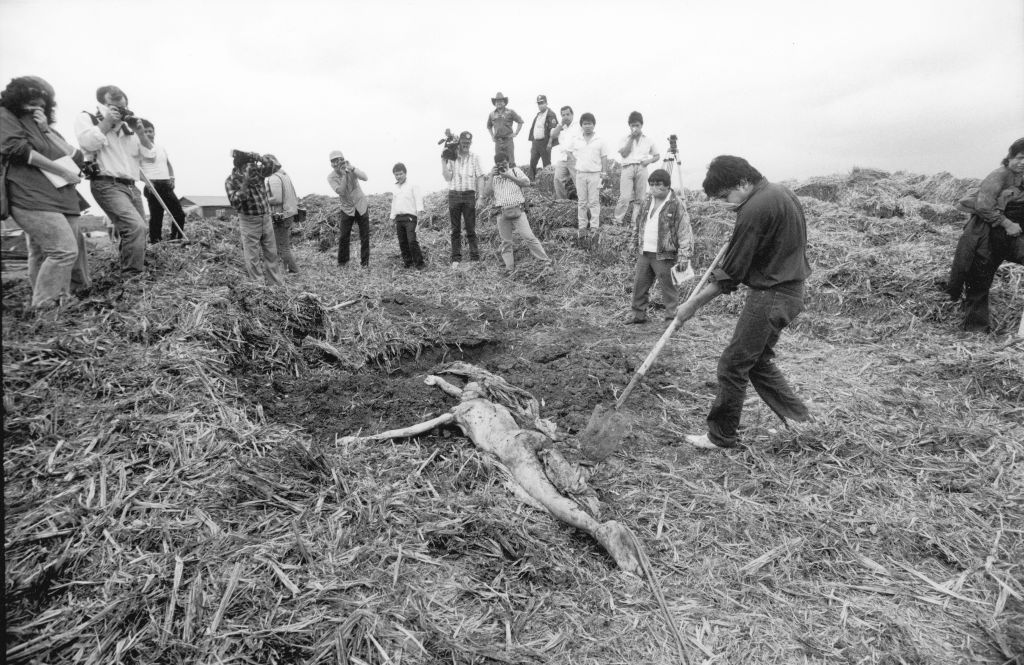Sergio Martinez, miembro de "Los narcosatánicos", cavando una fosa en el rancho de Matamoros
