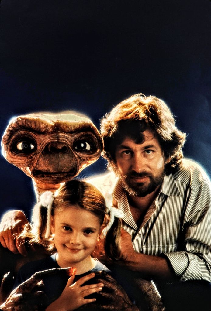 Steven Spielberg y Drew con E.T. en 1982