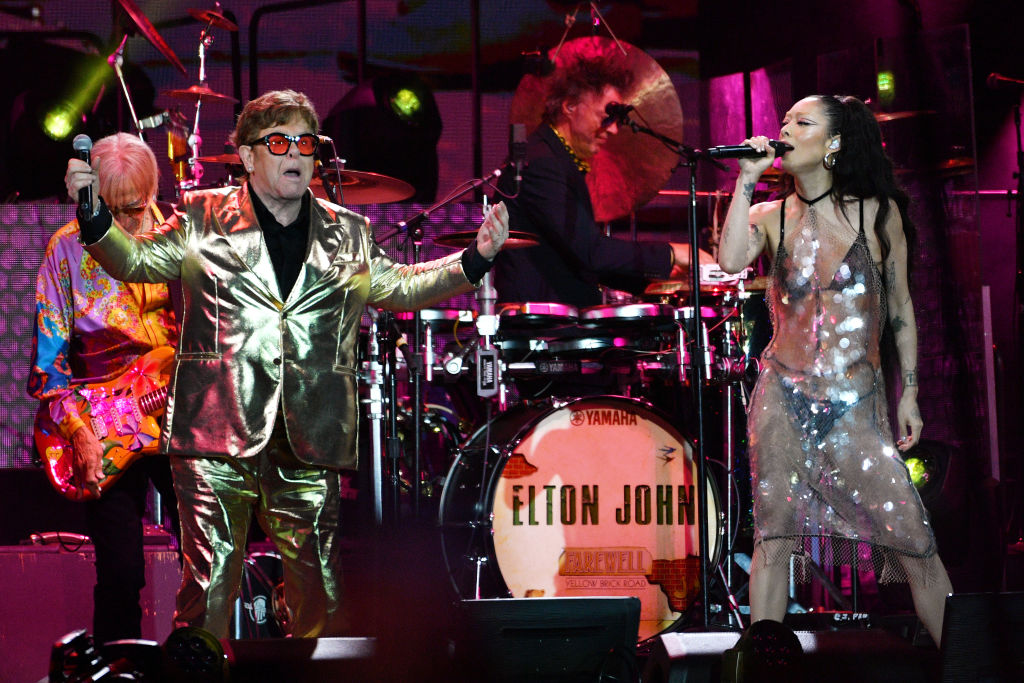 ¡Épico! Elton John tocó "Tiny Dancer" junto a Brandon Flowers en Glastonbury 2023 