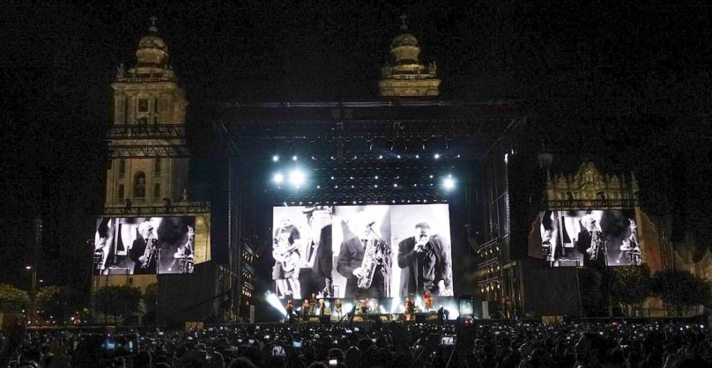 La banda argentina Fabulosos Cadillacs ofrecieron un concierto en el Zócalo capitalino