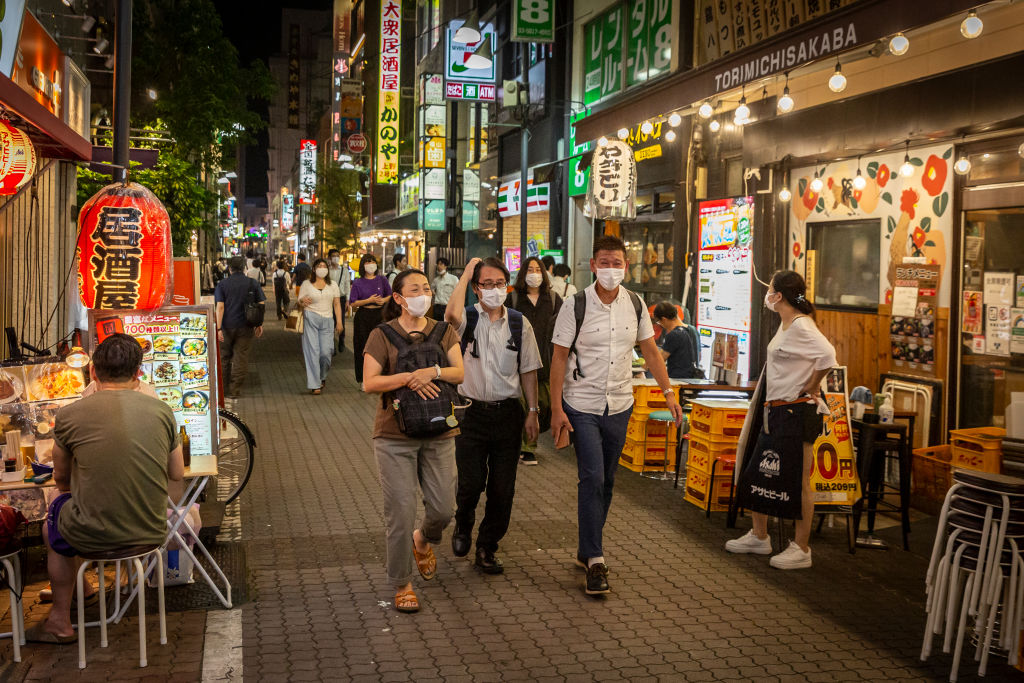 Gente en Japón con cubrebocas 