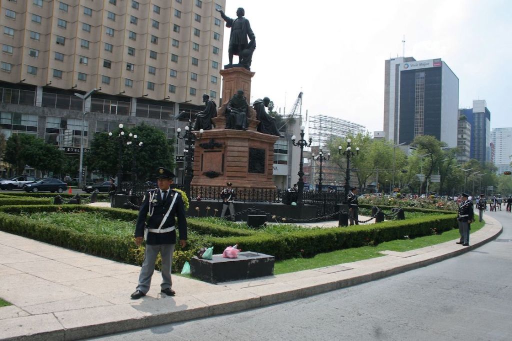 La glorieta de Cristóbal Colón en Reforma antes.