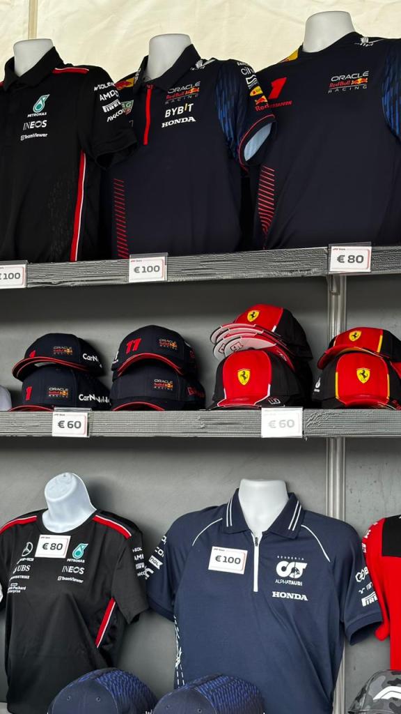 Las gorras de Checo están más baratas en España