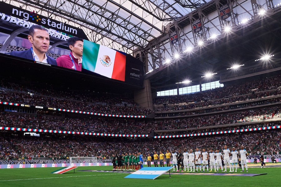 Ya era raro ver al DT de México cantar el himno