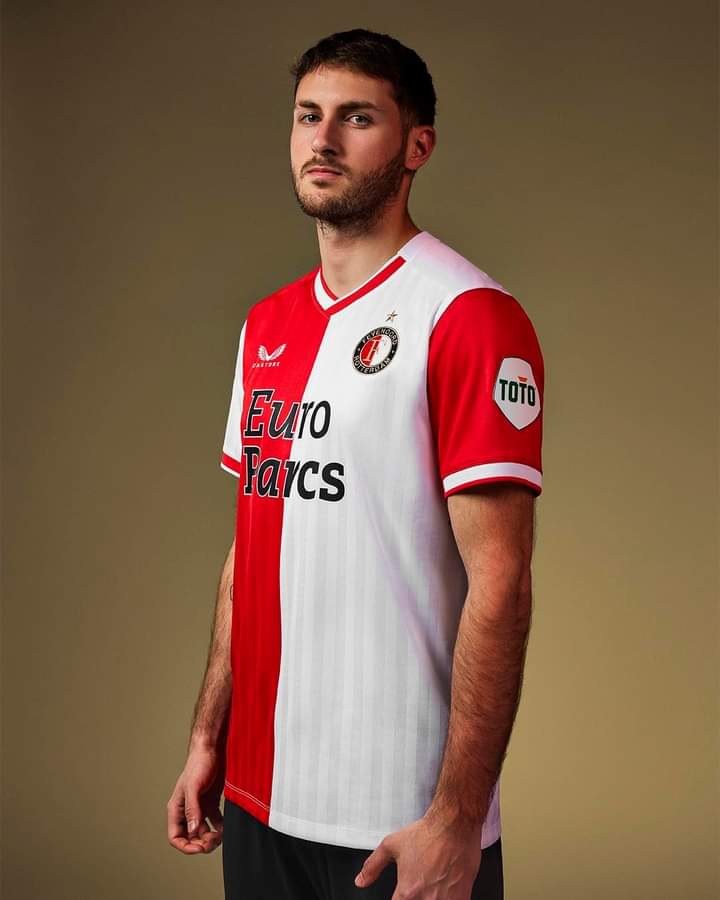 Santi y el jersey del Feyenoord para la 2023-2024