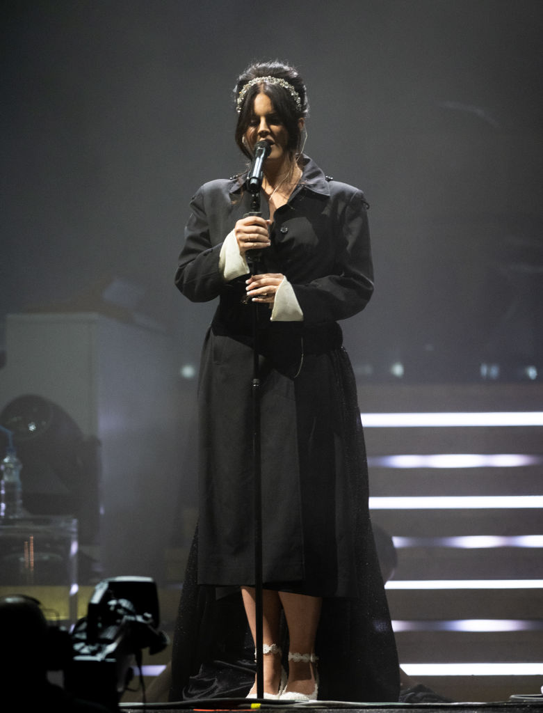 Cortan el set de Lana del Rey en Glastonbury por culpa de... ¡¿su cabello?