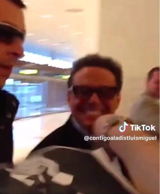 Órale: Luis Miguel se tomó fotos y dio autógrafos a fans en aeropuerto