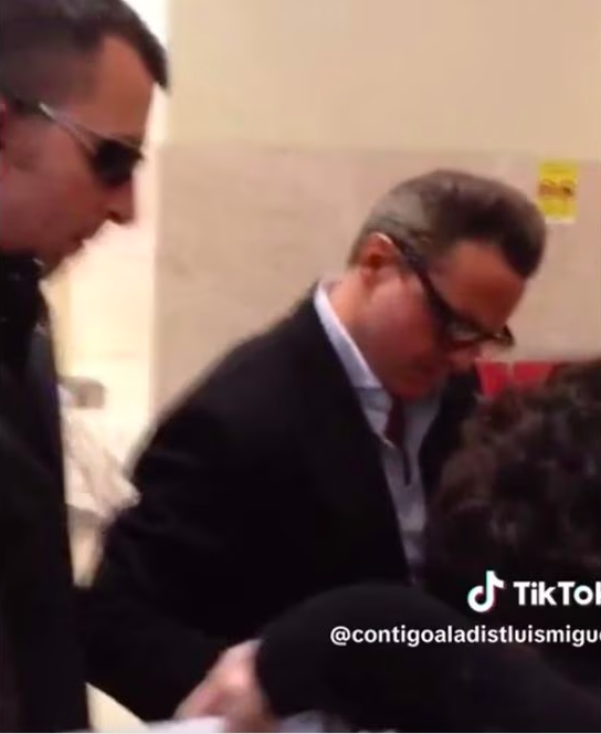 Luis Miguel en aeropuerto