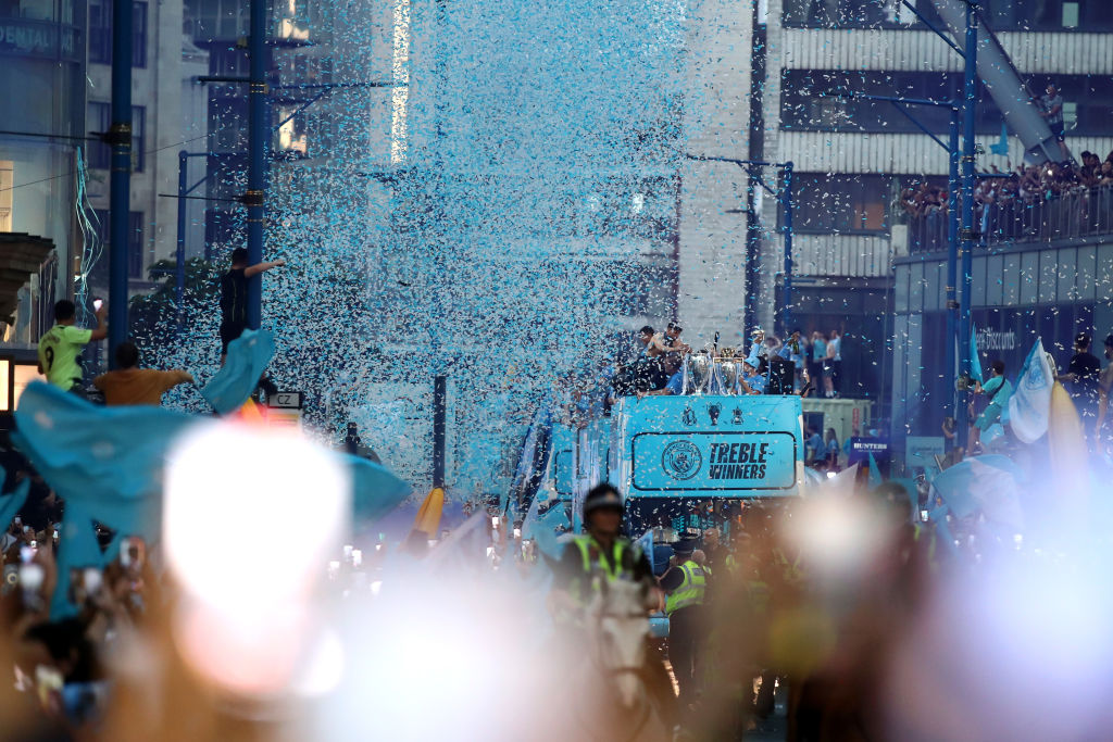 Manchester City festejó con miles de fans en las calles