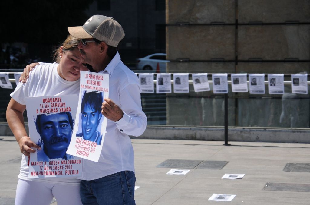 Colocan memorial a padres desaparecidos por el Día del Padre en la Estela de Luz